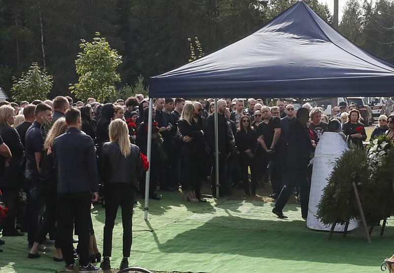 От там съобщиха че Пригожин е бил погребан с частна церемония на