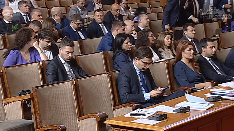 Заседанието на НС започна няколко минути по късно а Желязков