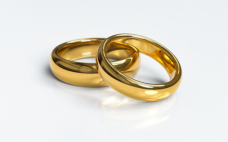 Законът дава право на еднополовите двойки да сключват брак и