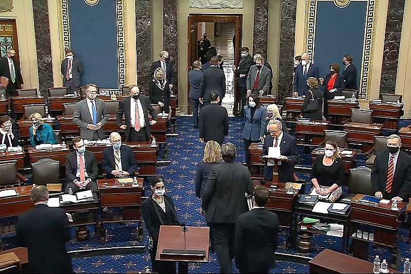 Републиканският сенатор Майк Лий по специално се съмнява че има