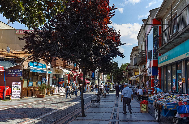 С автобуси и леки коли пристигат турци всеки ден в