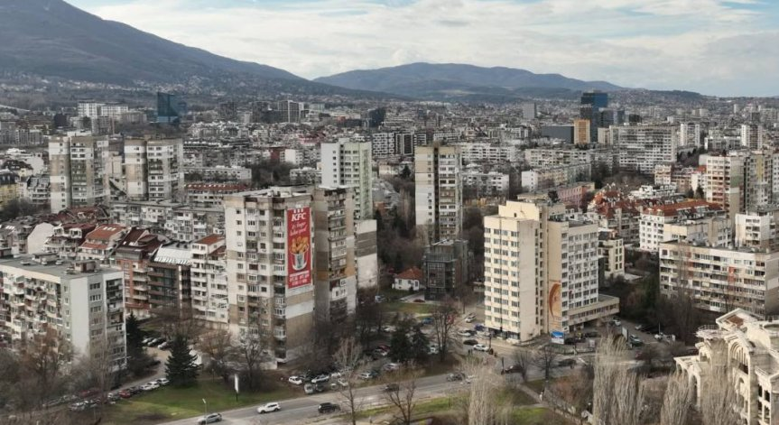 32 са живеели в наети жилища което е увеличение с