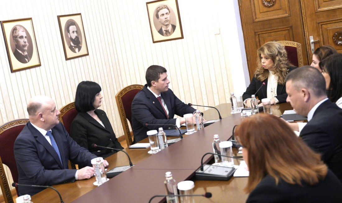  Президентът Илияна Йотова продължава с консултациите с парламентарно представените партии