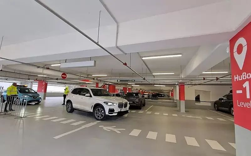 След обновяването паркингът вече разполага с 930 места разпределени на