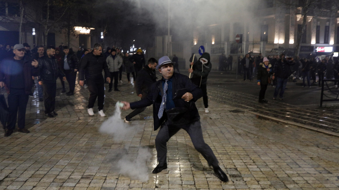 В отговор полицията използва сълзотворен газ и водни оръдия за