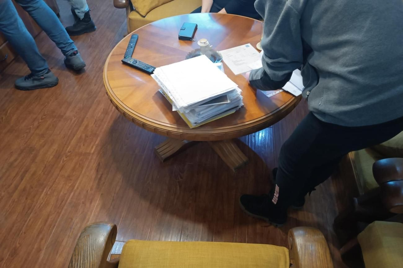 На обвиняемите са повдигнати обвинения за документни престъпления и измами