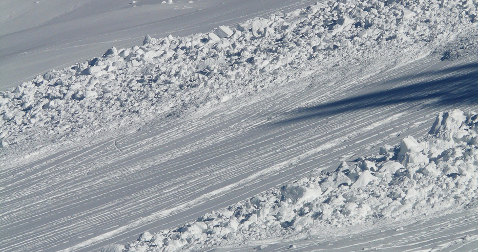 Оттам посочват че падналият нов сняг върху слаба основа пясък