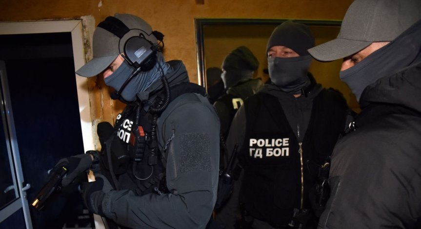 С постановление на наблюдаващия прокурор задържането на тримата е удължено