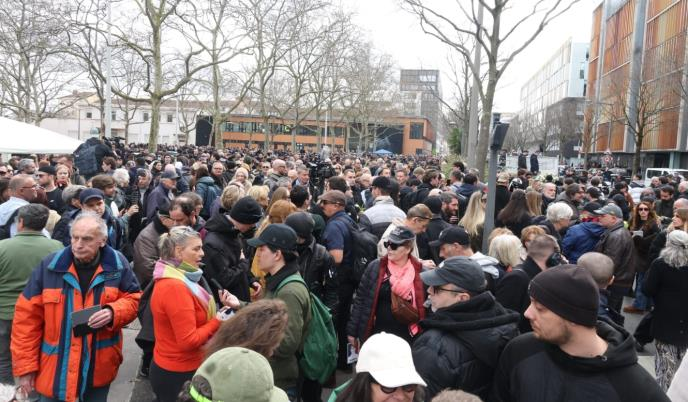 Между 2000 и 3000 души по късно излязоха по улиците