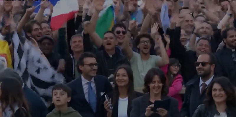 Новият понтифик обикновено се появява на балкона с изглед към