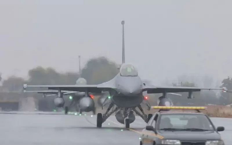 Двете едноместни машини бяха посрещнати от министъра на отбраната Атанас