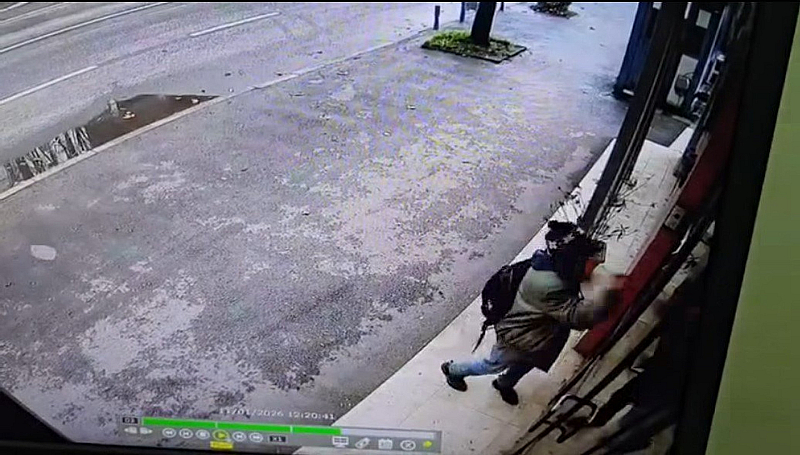 Заподозреният както е посочено от прокуратурата е повредил входната врата