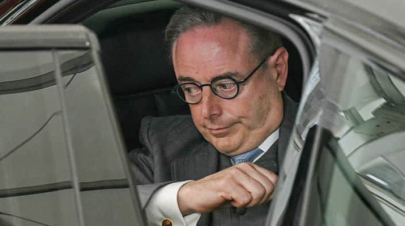 В центъра на тази съпротива е министър председателят на Белгия