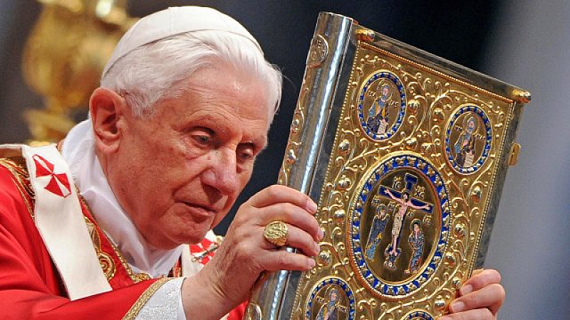 Германският кардинал теолог Йозеф Рацингер се възкачи на папския престол