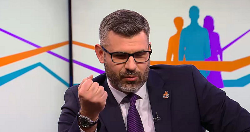 Аз много се забавлявам като виждам в момента какво се