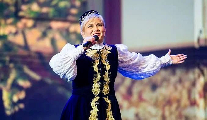 Всичко започва в Гоце Делчев където певицата живее и твори