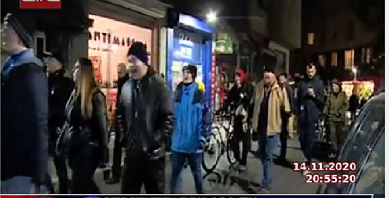 Студената вечер не спря десетките протестиращи в София. Исканията им