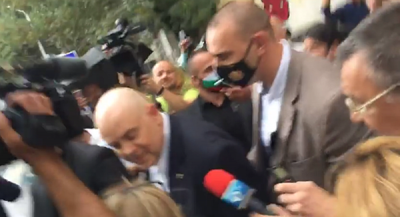 Група протестиращи освирка главния прокурор Иван Гешев в Хасково. Той