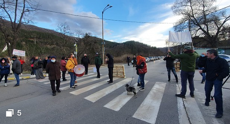 Протестиращи жители на Панчарево и Кокаляне блокираха пътя Самоков