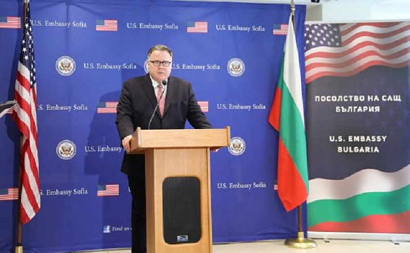 Пред журналисти в посолството Гриър коментира че правителството на България