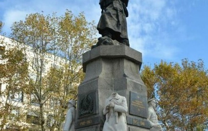Монументът се намира на централния градски площад Свобода в Хасково