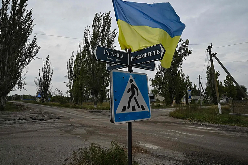 В петък ликуващи местни жители приветстваха украинските войски които достигнаха