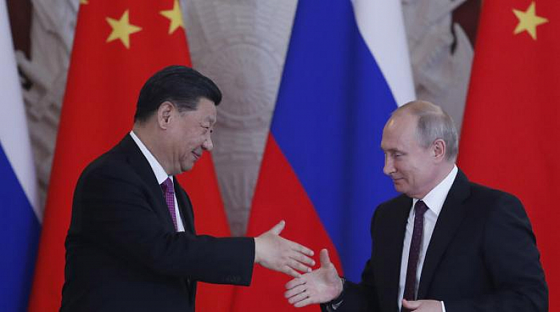 Много скоро обаче приятелството между Москва и Пекин бе поставено