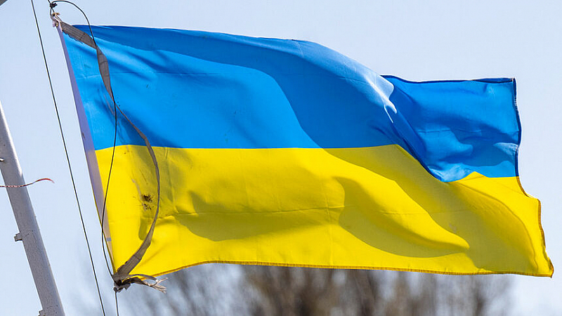 Издигането на украинското знаме на югозападната кула на сградата на