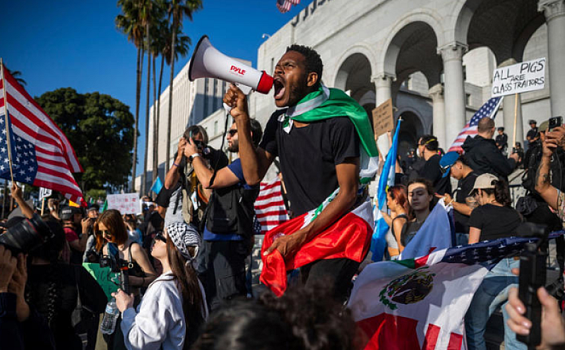 Тези генерирани от изкуствен интелект фалшификати включват видеоклипове на бунтовник