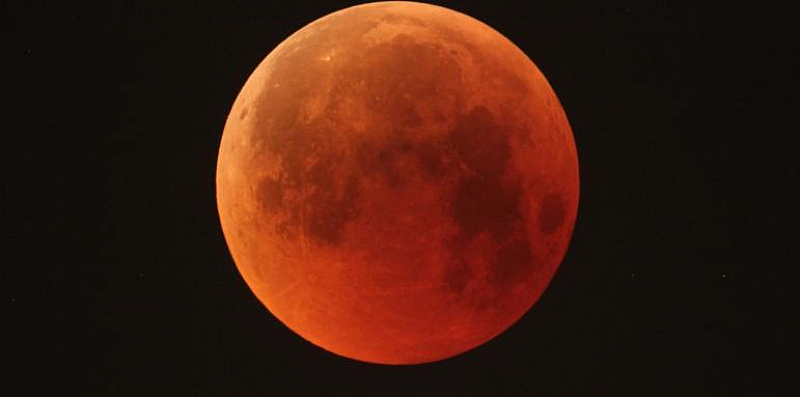 Лунно затъмнение е астрономическо явление при което Луната напълно или