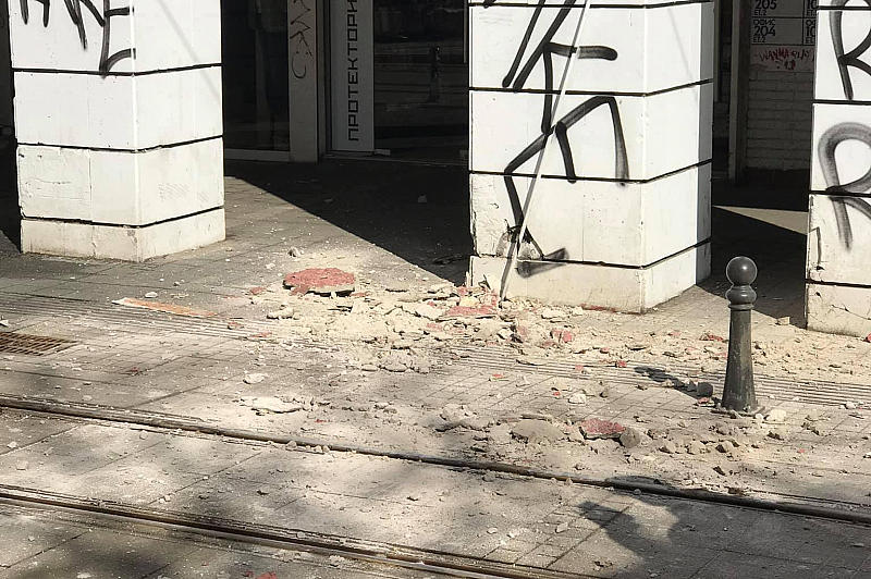 Откъртена мазилка от сградата на КТБ на площад Гарибалди в