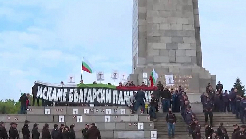 Затова паметниците които прославят Червената армия като освободителка не са