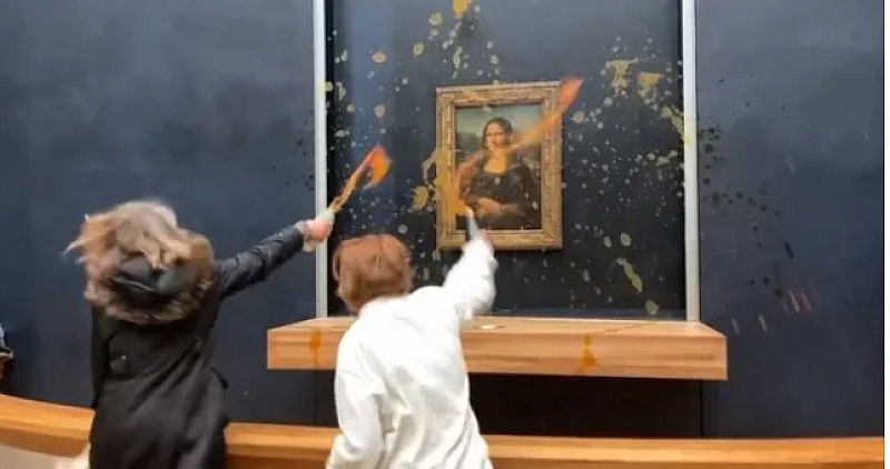 Видео показва как две жени хвърлят супа по картината. След