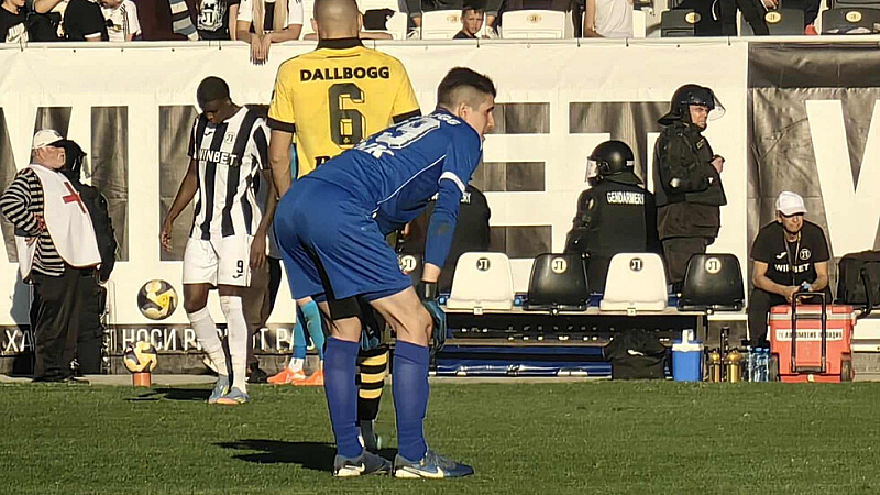 Медицинският щаб на гостите не позволи на Наумов да продължи