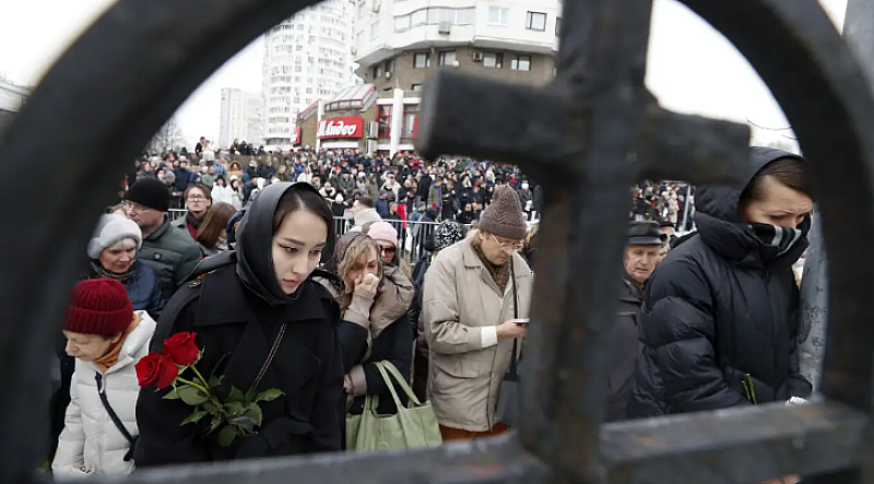 Хиляди хора се стекоха в Москва на погребението на Навални