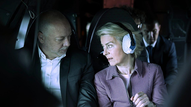 В изданието се казва че самолетът превозващ президента на ЕК