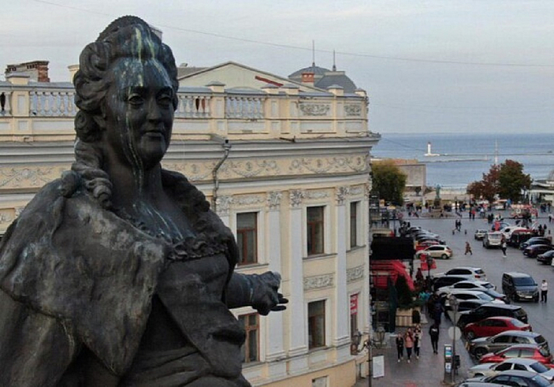Статуята на основателя на града която се извисява над централен