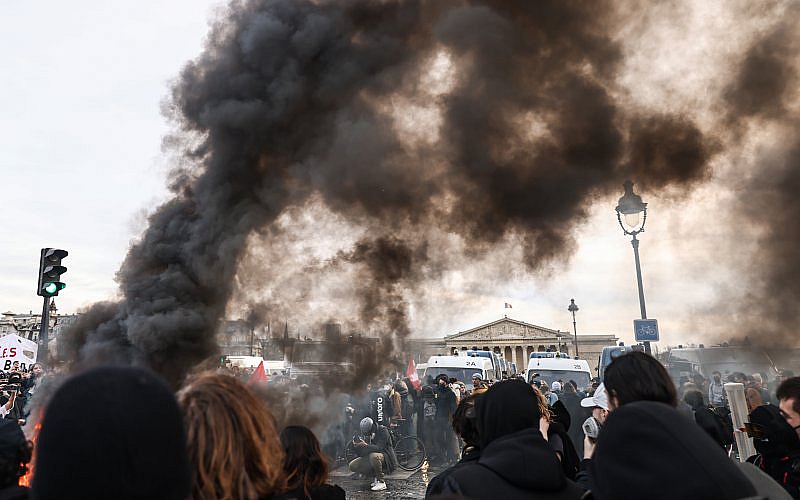 След двумесечни масови протести във Франция проектозаконът за реформата който
