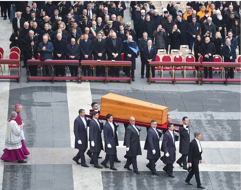 Ковчегът с тленните останки на почетния папа бе положен в
