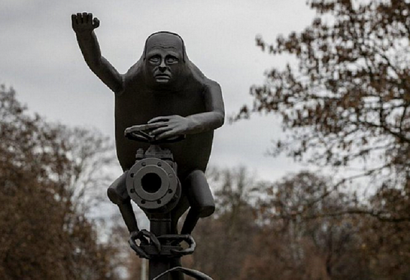 Чешкият скулптор Душан Достал, създател на статуята, казва, че целта