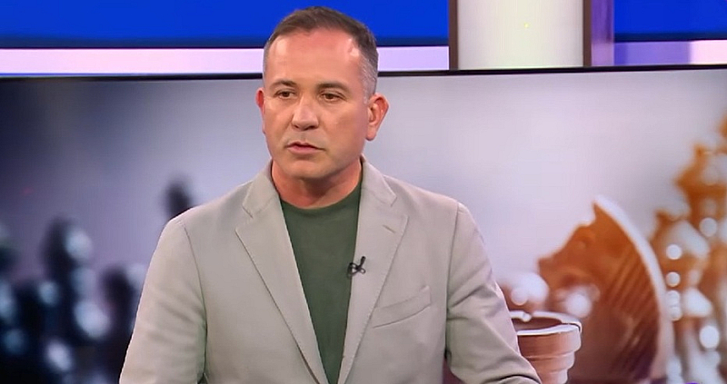 Те сега раздават рози Едните им се натискат другите бягат