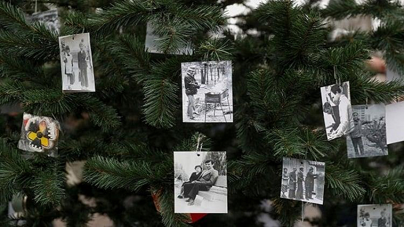 Коледна елха в изоставения град Припят бе украсена днес за