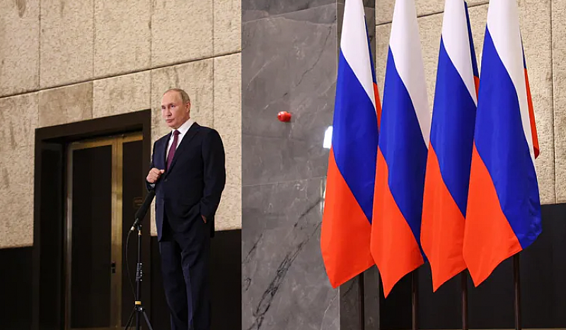Според информацията Путин е бил открит от пазачи на пода