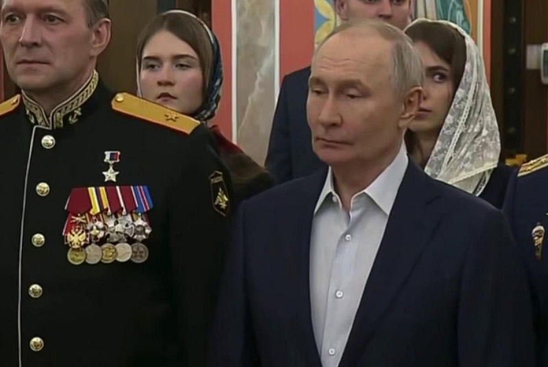 По конкретно се отбелязва че Путин е присъствал на служба