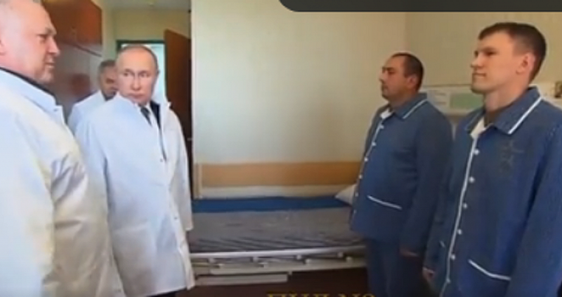 В бяла медицинска престилка Путин разговаря с войник в болнична