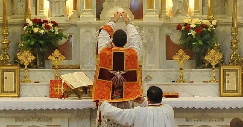 Организацията известна с това че служи Традиционната латинска меса и