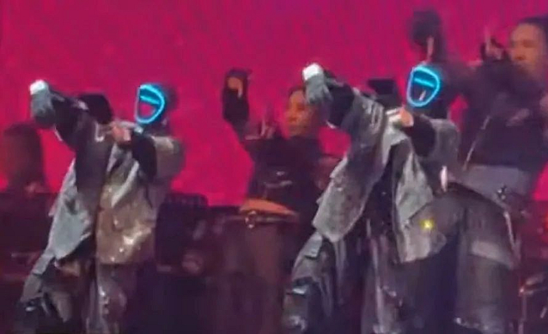 Роботите облечени в сребристи костюми с пайети се появяват по