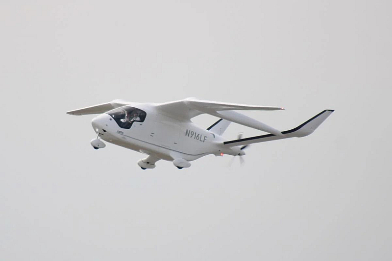  Първите полети излетяха от Хамилтън а самолетът ще оперира между