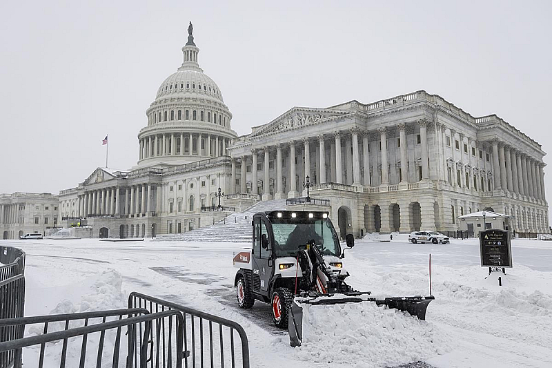 Досега в резултат на бурята са загинали седем души трима
