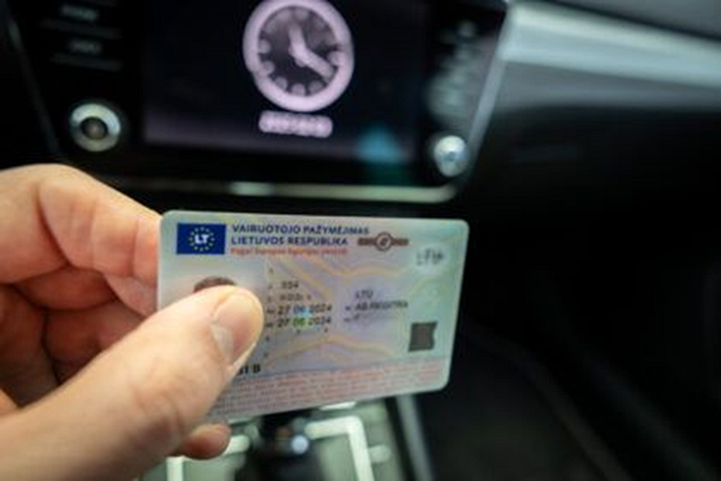 След подаването на документите кандидатът ще получава на посочения имейл